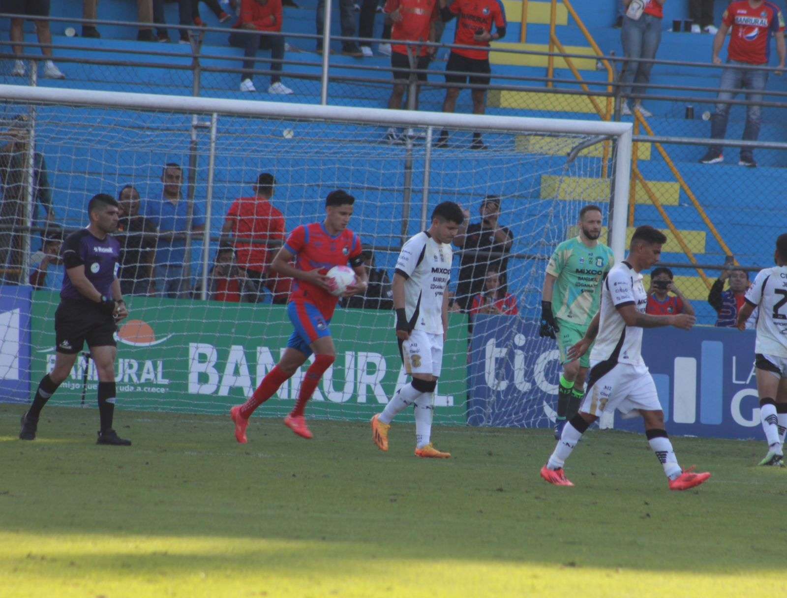 «El Flaco» Martínez rescata a Municipal de la derrota ante Mixco