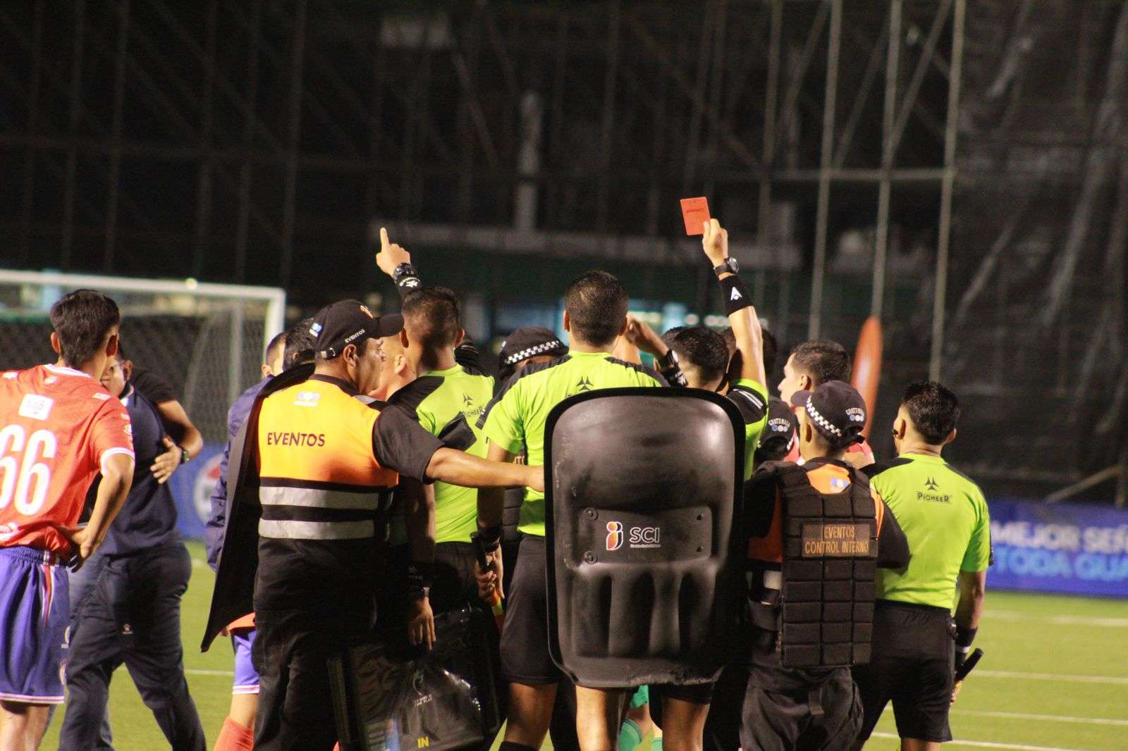 Amarini Villatoro califica de «localista» al árbitro Orlando Alvarado