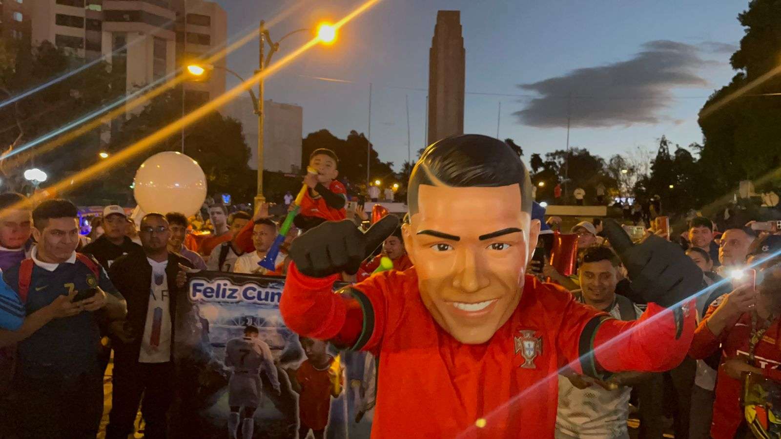 Seguidores celebran el cumpleaños de Cristiano Ronaldo en el Obelisco