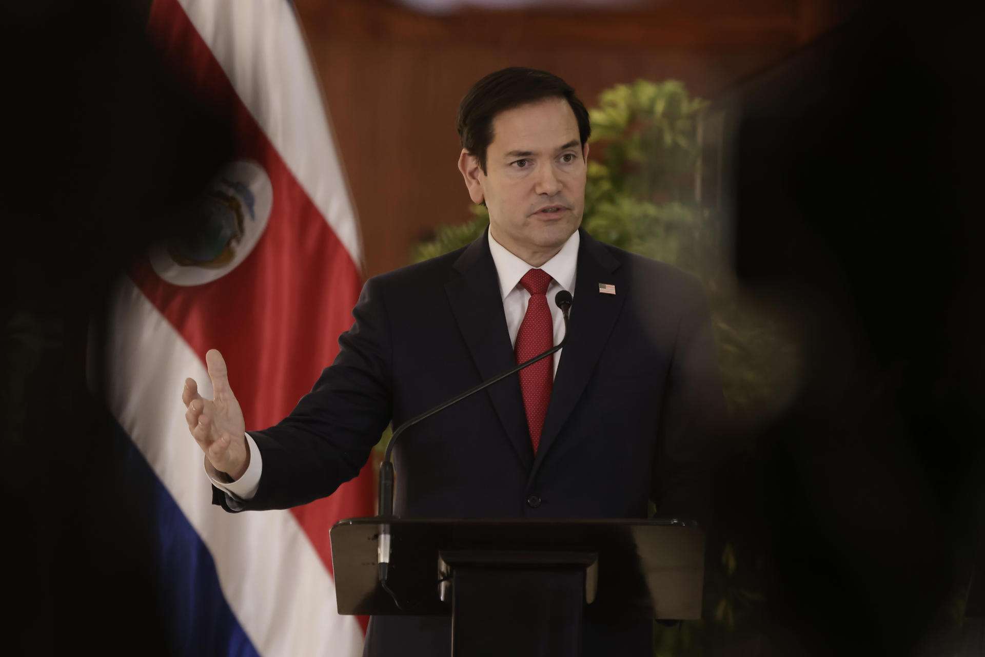 Rubio dice que estudiará legalidad de la propuesta de Bukele de encarcelar presos de EEUU