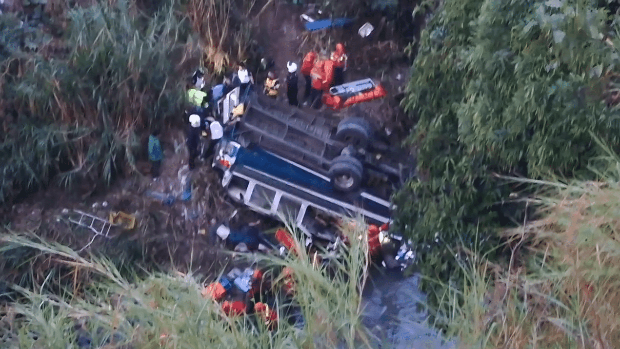 Bus extraurbano cae a a barranco en calzada La Paz, y deja 6 muertos y varios heridos