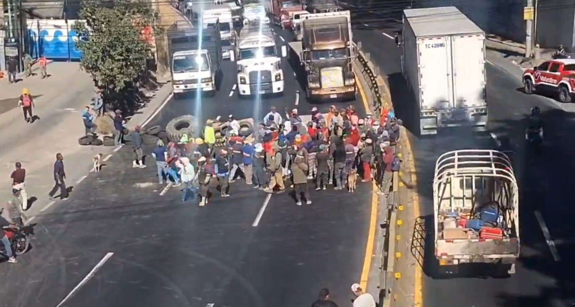 Recolectores de basura bloquean km 22 ruta al Pacífico