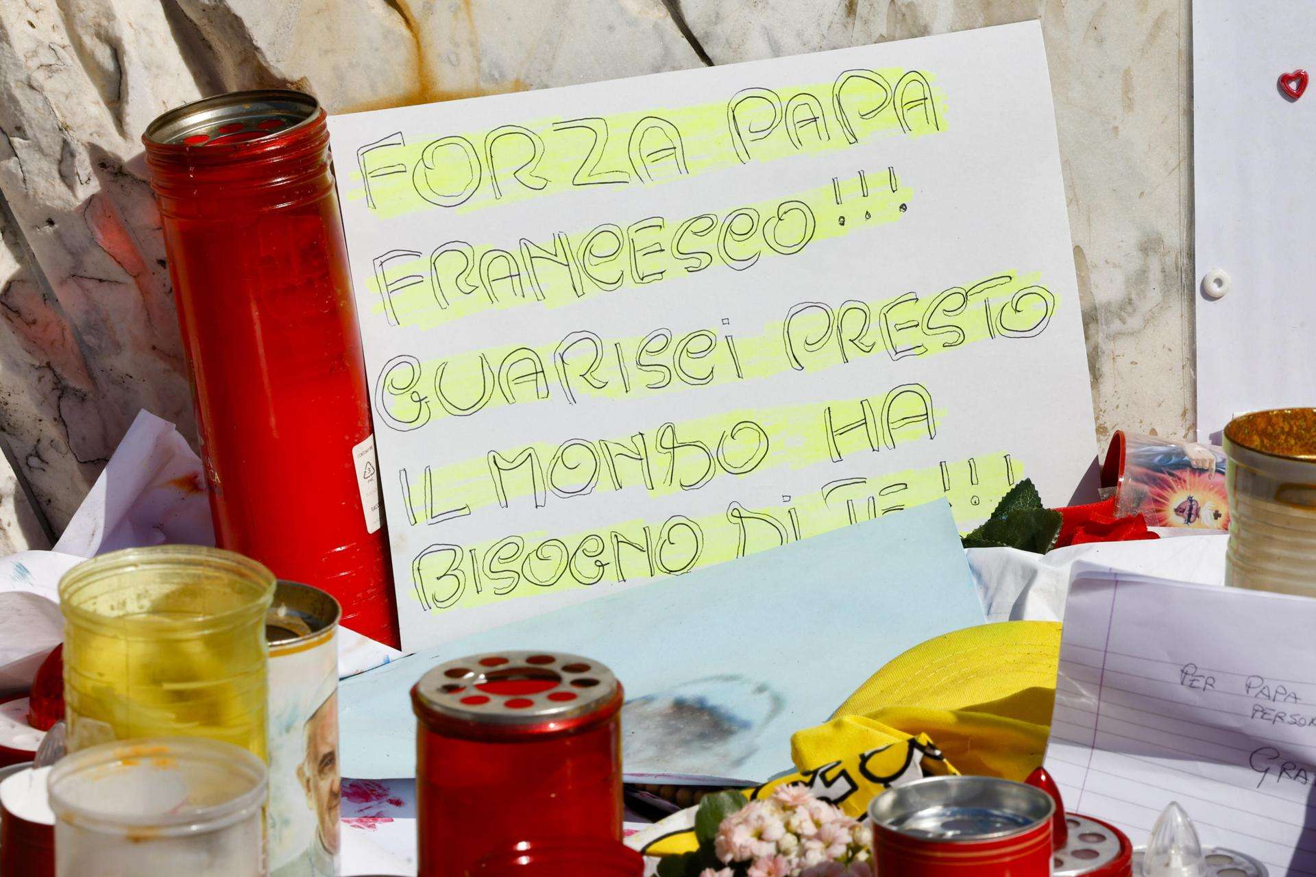 El papa Francisco requiere menos flujo de oxígeno en su terapia después de 32 días hospitalizado