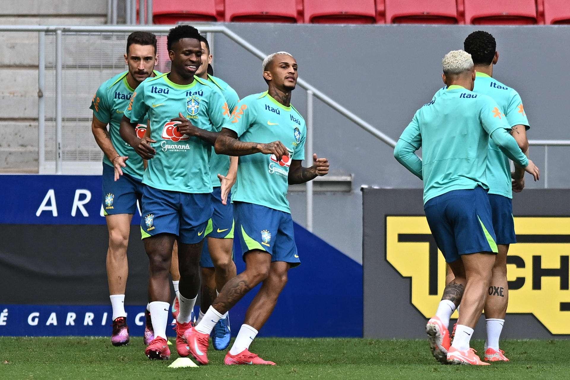 Brasil se entrena con seis cambios y con Vinicius para el partido contra Argentina