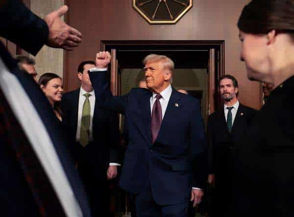 Trump pide fondos federales para «la mayor deportación de la historia» de EE.UU.