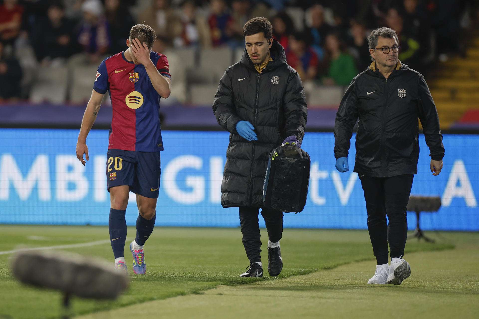 El barcelonista Dani Olmo estará tres semanas de baja por una lesión en el aductor