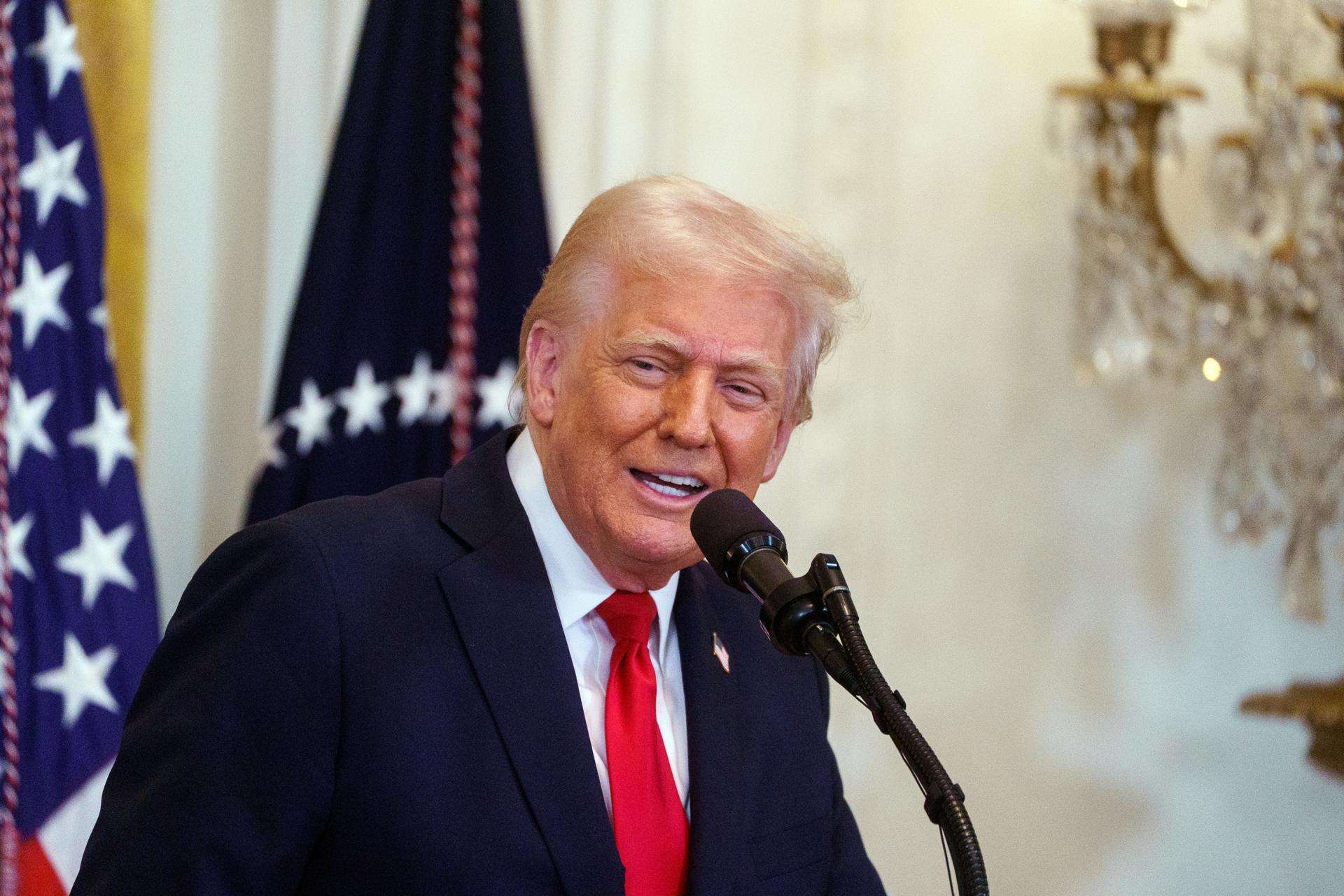 Trump anuncia un arancel del 25 % para vehículos fabricados fuera de EE.UU.