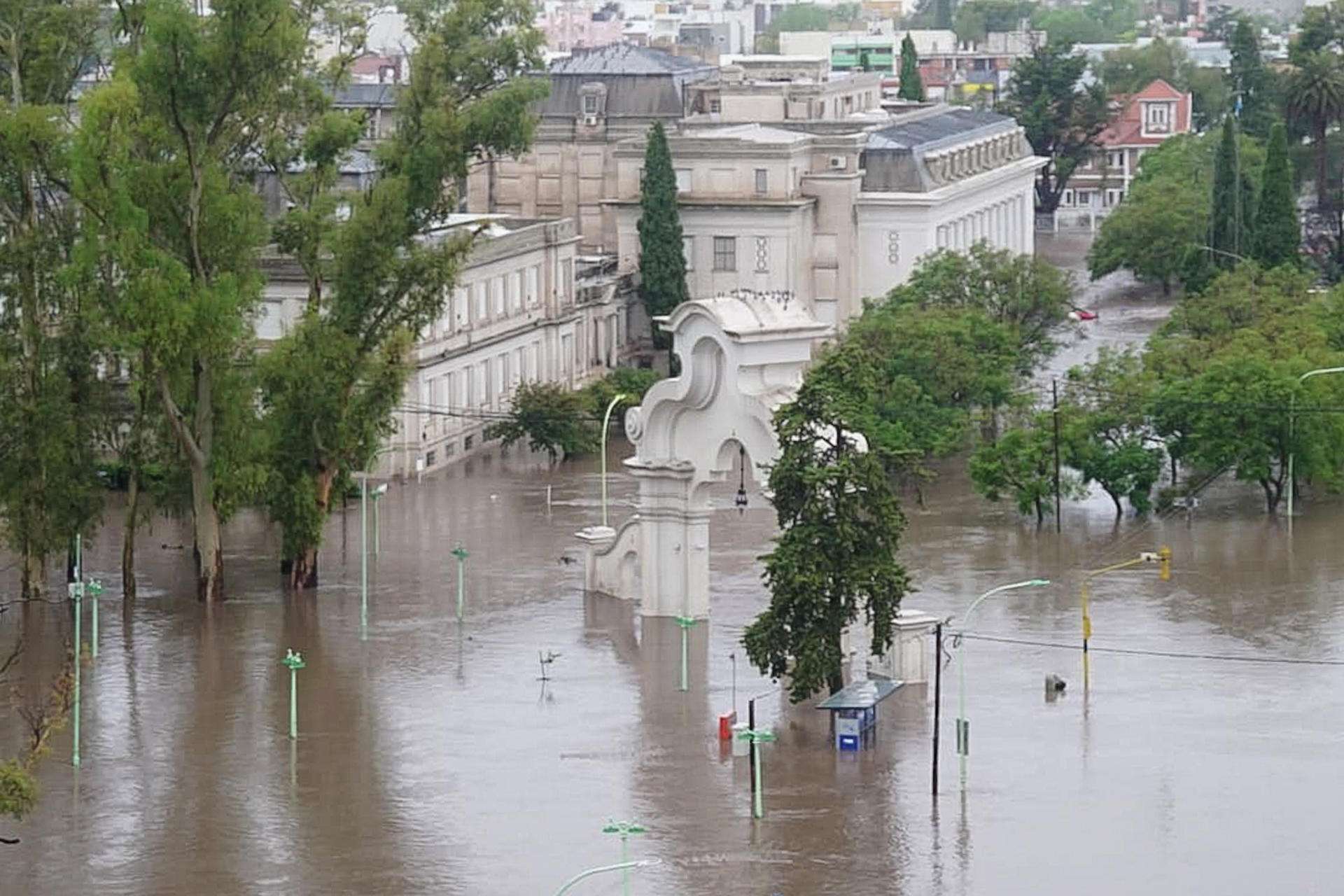 Suman seis muertos por inundaciones en Argentina y no descartan más víctimas