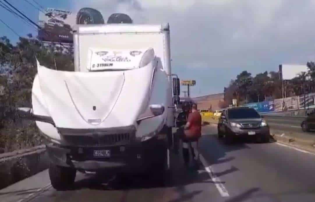 Desperfectos mecánicos en transporte pesado complican el tránsito desde Aguilar Batres