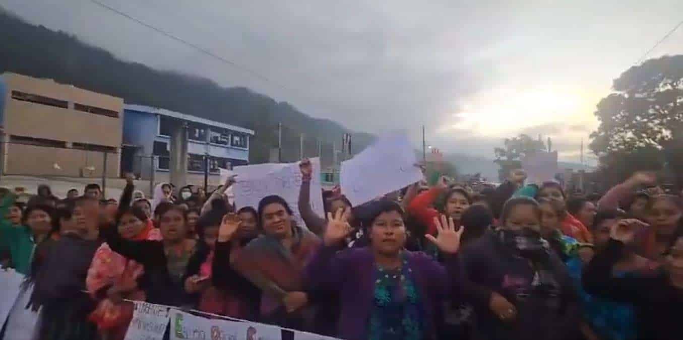 Padres exigen maestros bloqueando ruta entre San Cristóbal Verapaz y Chicamán