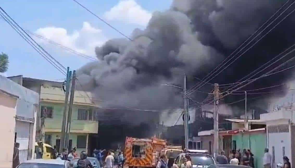 Incendio en taller mecánico de Villa Nueva obliga a evacuación de vecinos