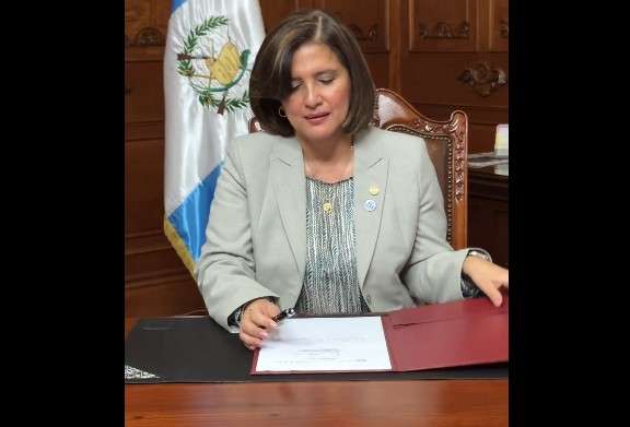 Karin Herrera sanciona decreto a favor de la niñez guatemalteca