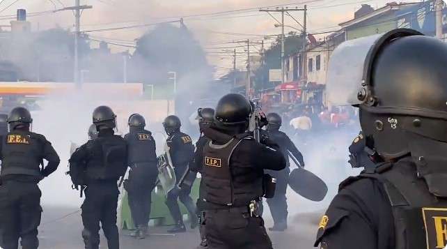 PNC utiliza gas lacrimógeno para quitar bloqueo en Llano Largo