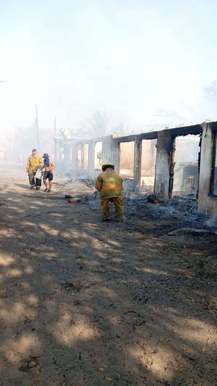 Devastador incendio arrasa hoteles y restaurantes en El Paredón, Sipacate