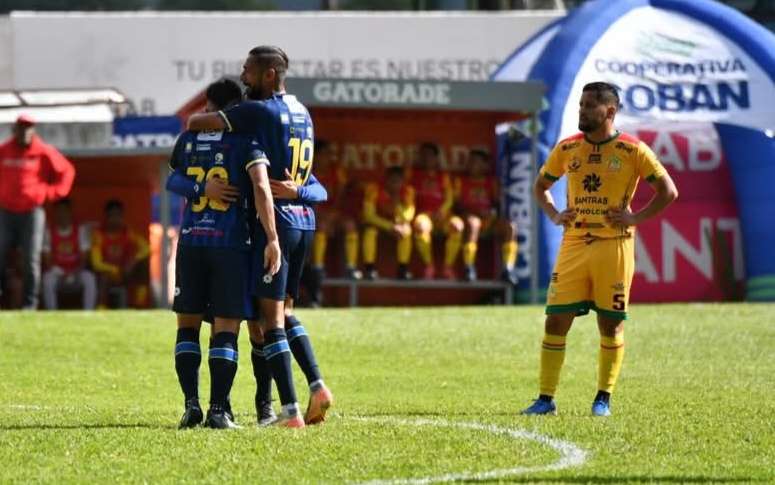 Cobán sube al liderato con triunfo en juego adelantado