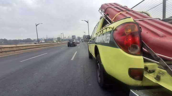 Bomberos rescatan cuerpo de hombre que se lanzó desde el puente El Incienso