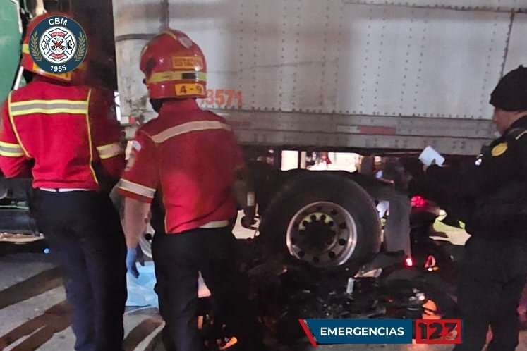 Pareja que viajaba en moto fallece en accidente en La Brigada