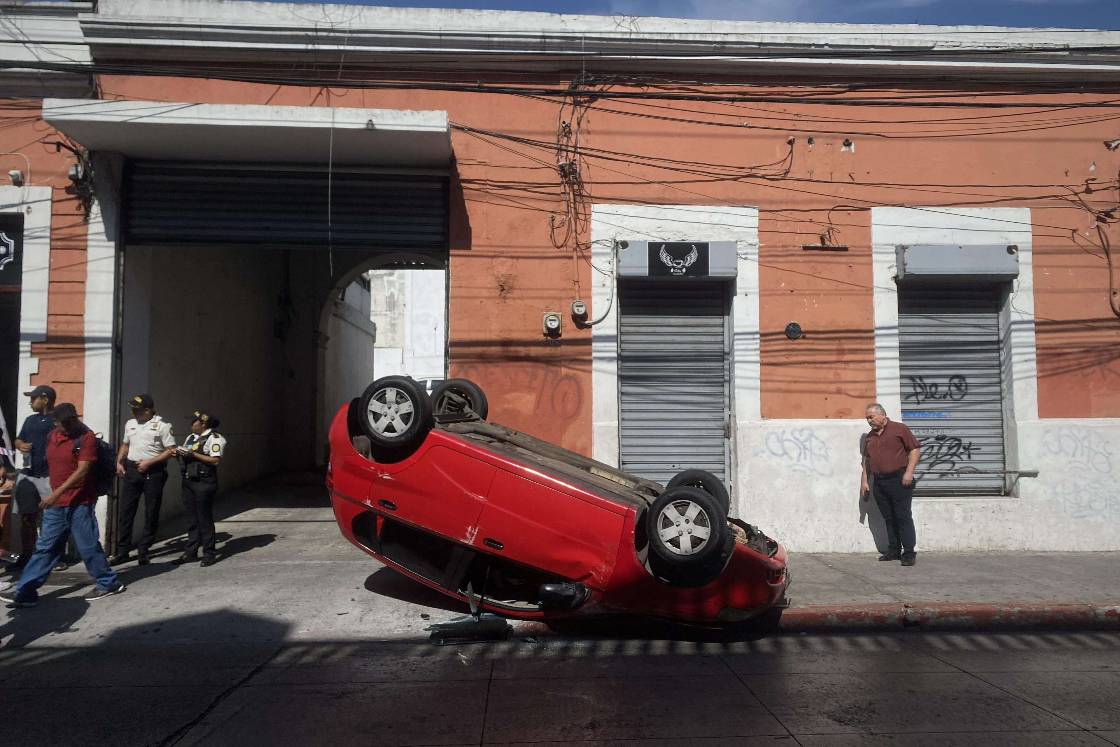 EN FOTOS | Vuelco de vehículo provoca congestión en zona 1