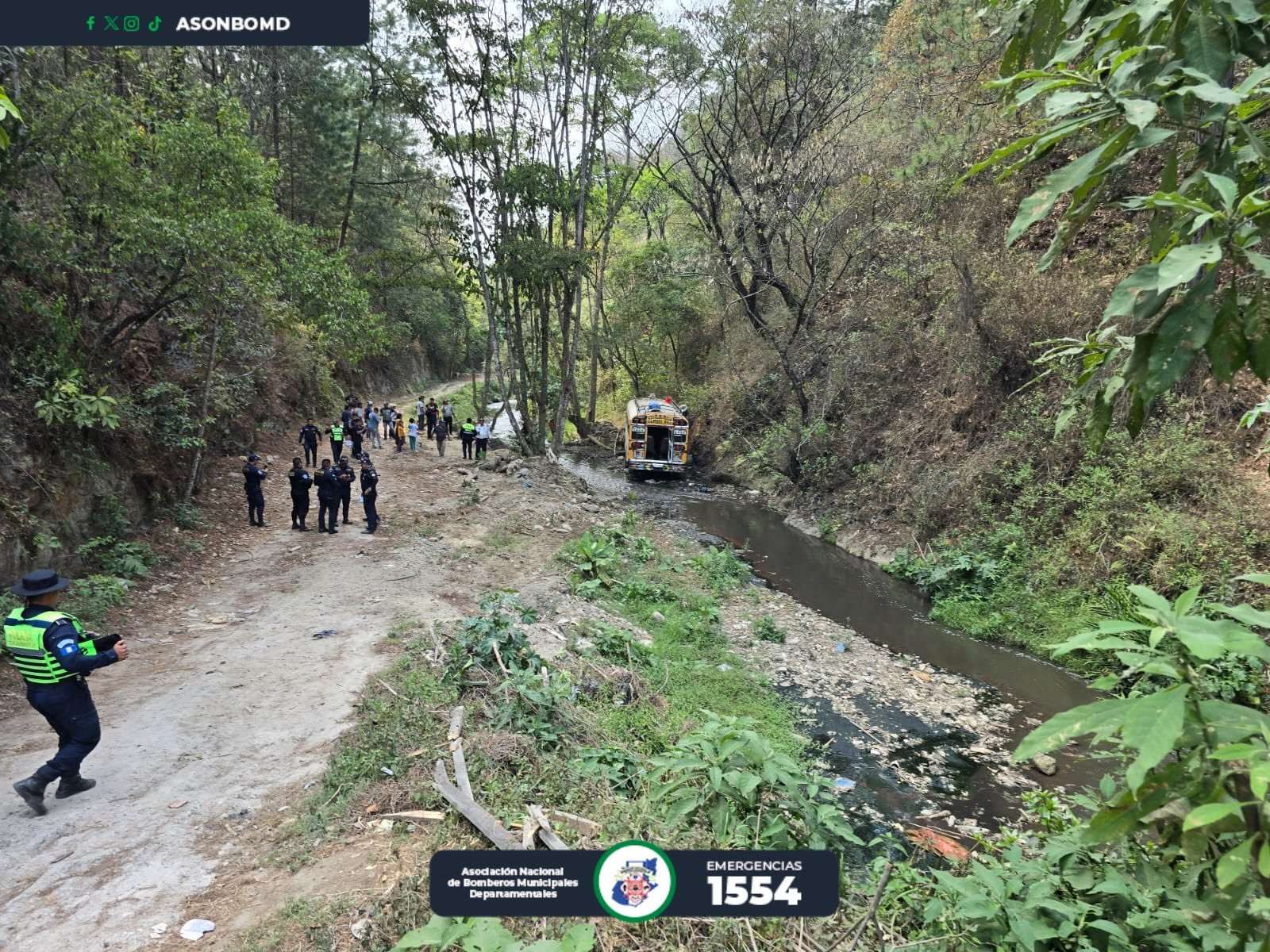 Bus escolar cae en hondonada: niños heridos y un motorista muerto