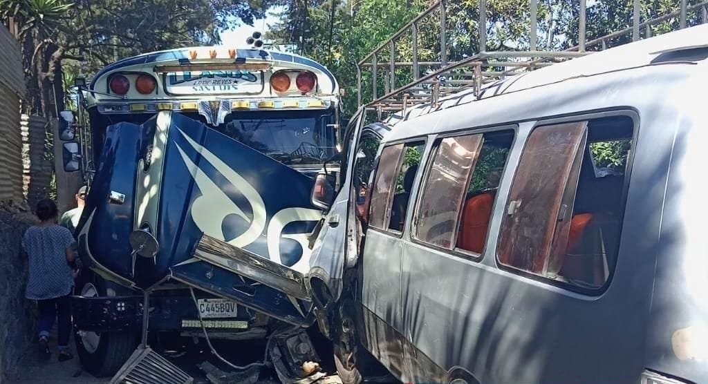 EN FOTOS | Colisión entre bus escolar y extraurbano deja varios heridos en San Pedro Ayampuc