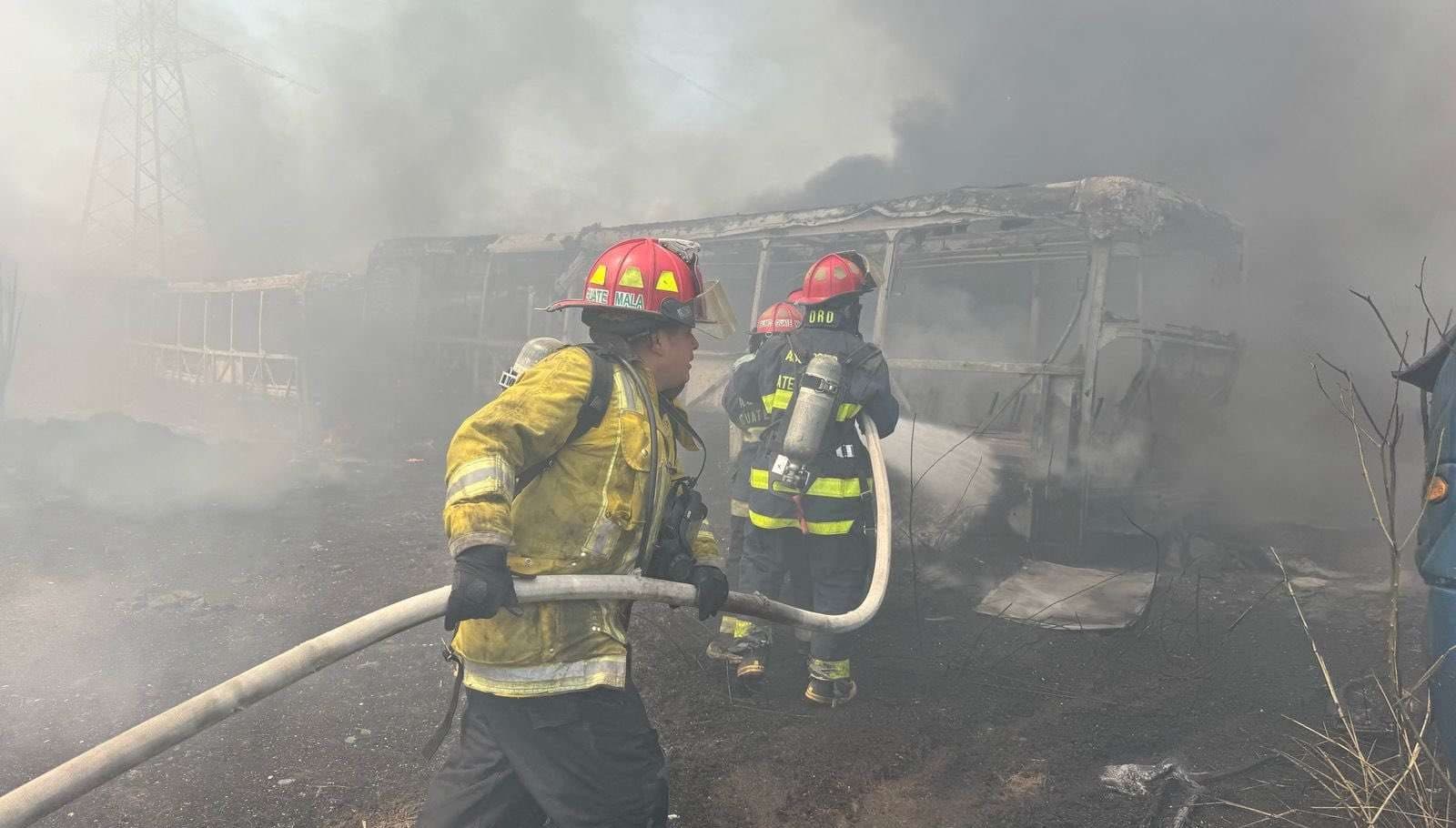 Actualización | Incendio obliga a abrir paso urgente para unidades de rescate y bomberos