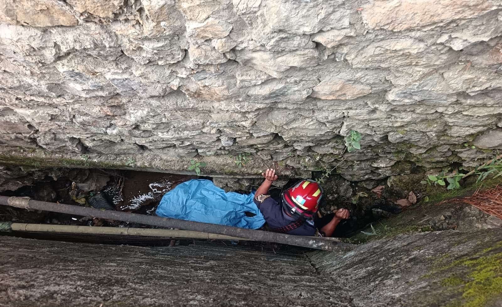 Encuentran cuerpo sin vida en cuneta de 5 metros de profundidad