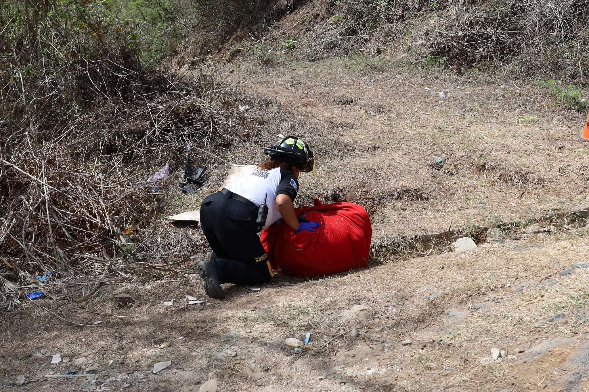 EN FOTOS | Encuentran cadáver envuelto en sábanas y bolsas