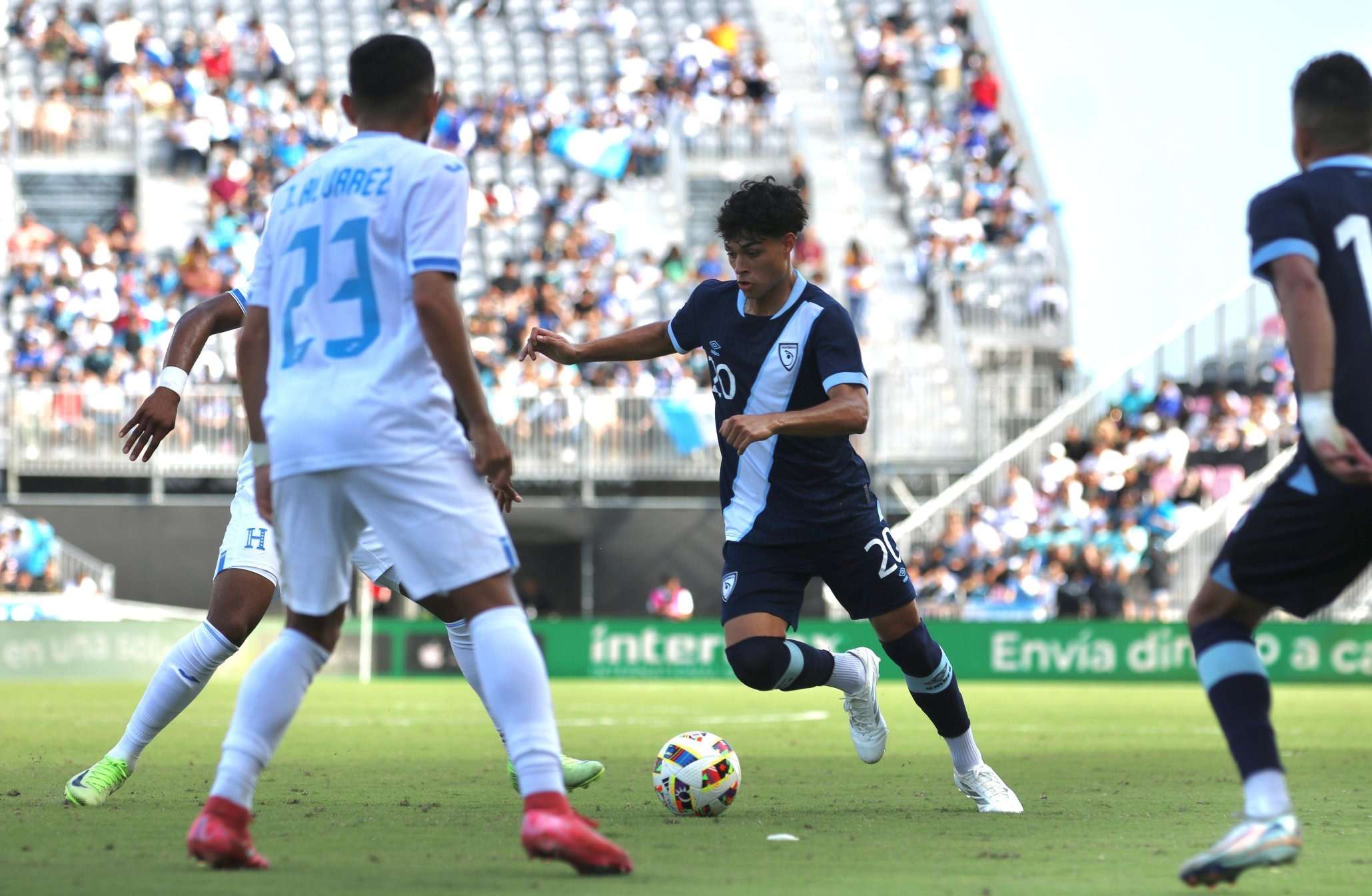 Olger Escobar se luce con golazo en triunfo de Guatemala sobre Honduras