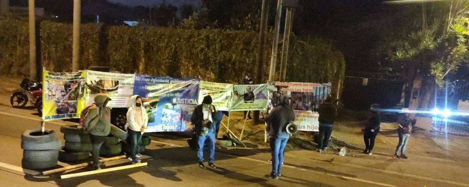 ¡Tráfico caótico en ruta al Atlántico! Manifestantes por el caso Lev Tahor vuelven a bloquear el paso