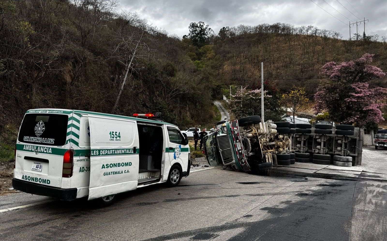 Transporte pesado vuelca en ruta al Atlántico dejando un herido