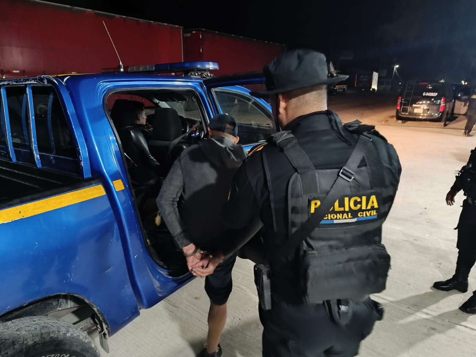 Capturan a presunto traficante de migrantes en Petén