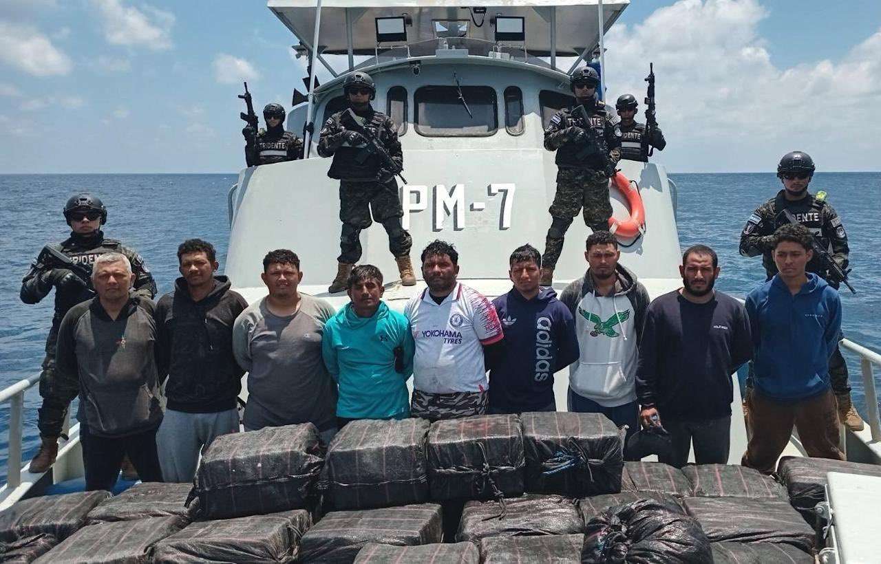 El Salvador captura a seis presuntos narcotraficantes guatemaltecos y decomisa 1.3 toneladas de cocaína