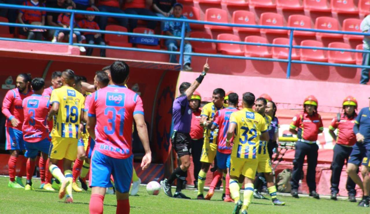 Gol fuera de lugar, autogol y un expulsado: así fue el Municipal vs Cobán