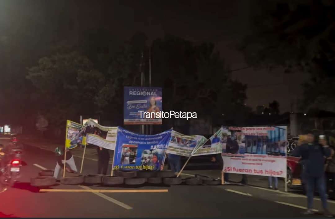 Manifestación en Calzada Aguilar Batres complica el tránsito