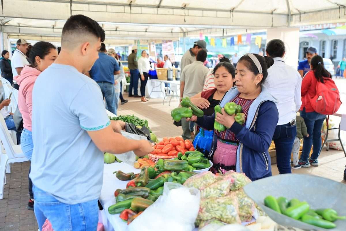 ¿Sabías que puedes ahorrar y apoyar a los productores locales? La Feria del Agricultor regresa este 13 de marzo