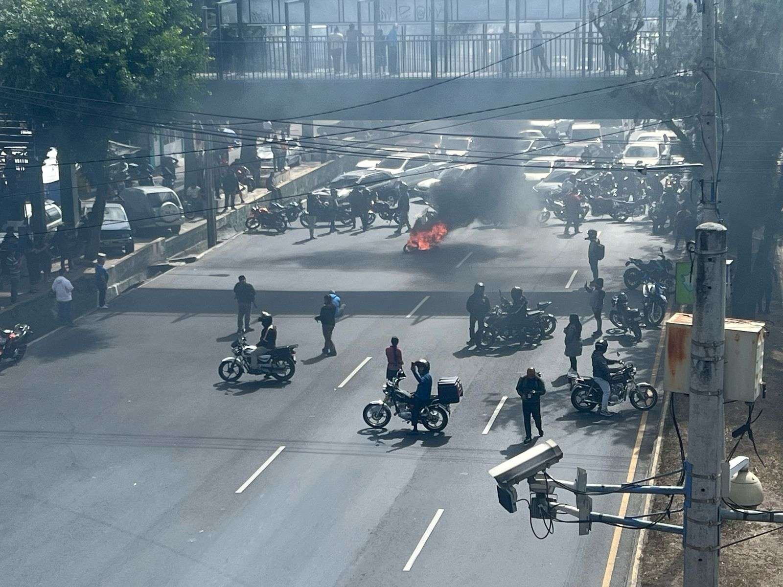 ¿Te afecta el tráfico hoy? Manifestantes bloquean el Periférico en protesta contra el seguro de responsabilidad