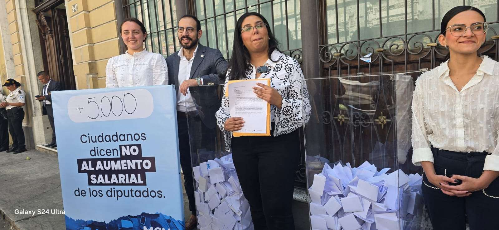 Más de 5 mil firmas entregadas al Congreso ¿Podrán los ciudadanos detener el aumento salarial a los diputados?