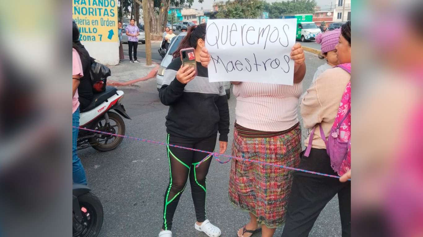 ÚLTIMA HORA | Padres de familia bloquean Periférico para exigir maestros