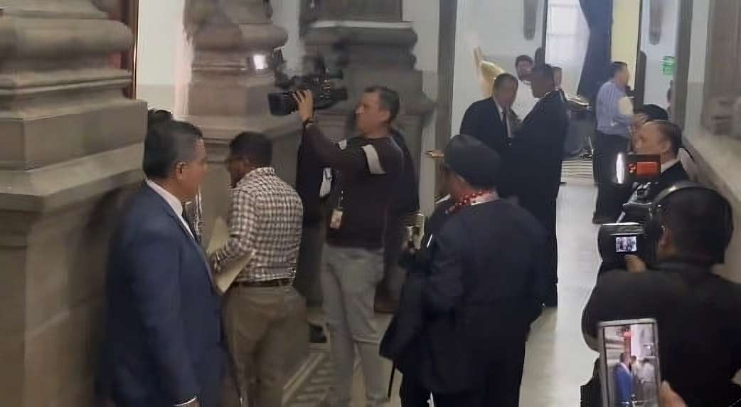 Líderes de los 48 Cantones llegan al Congreso para rechazar aumento salarial de diputados