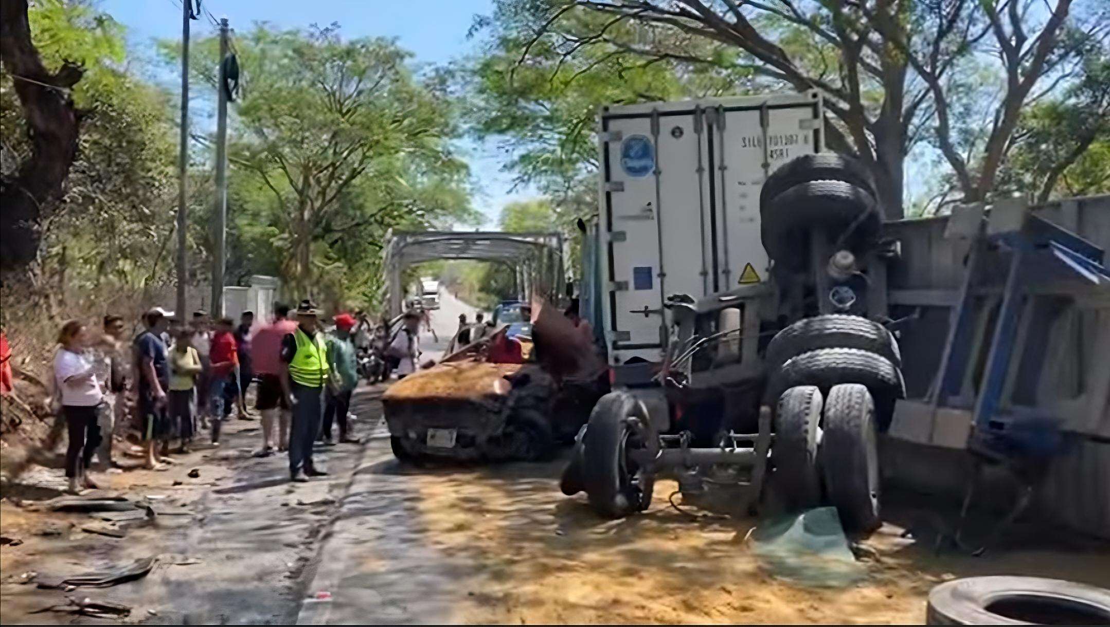 Fuerte accidente de tránsito bloquea paso en Usumatlán