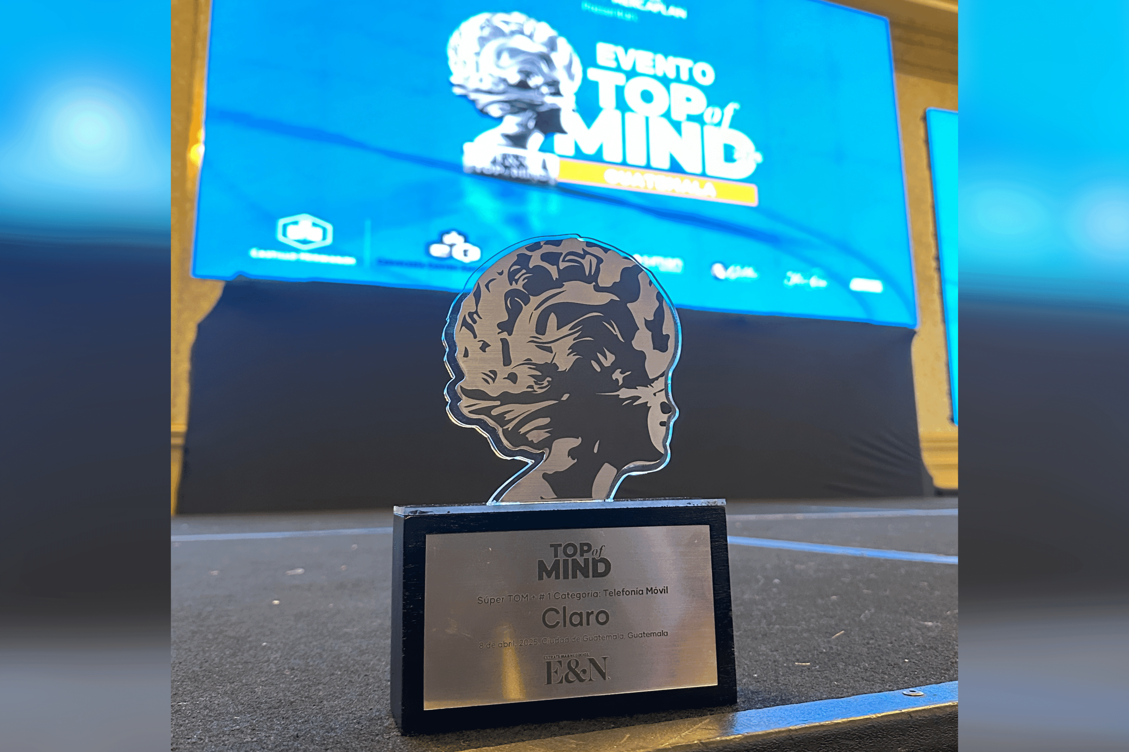 Claro reafirma su liderazgo en telefonía móvil en los Premios Super TOM