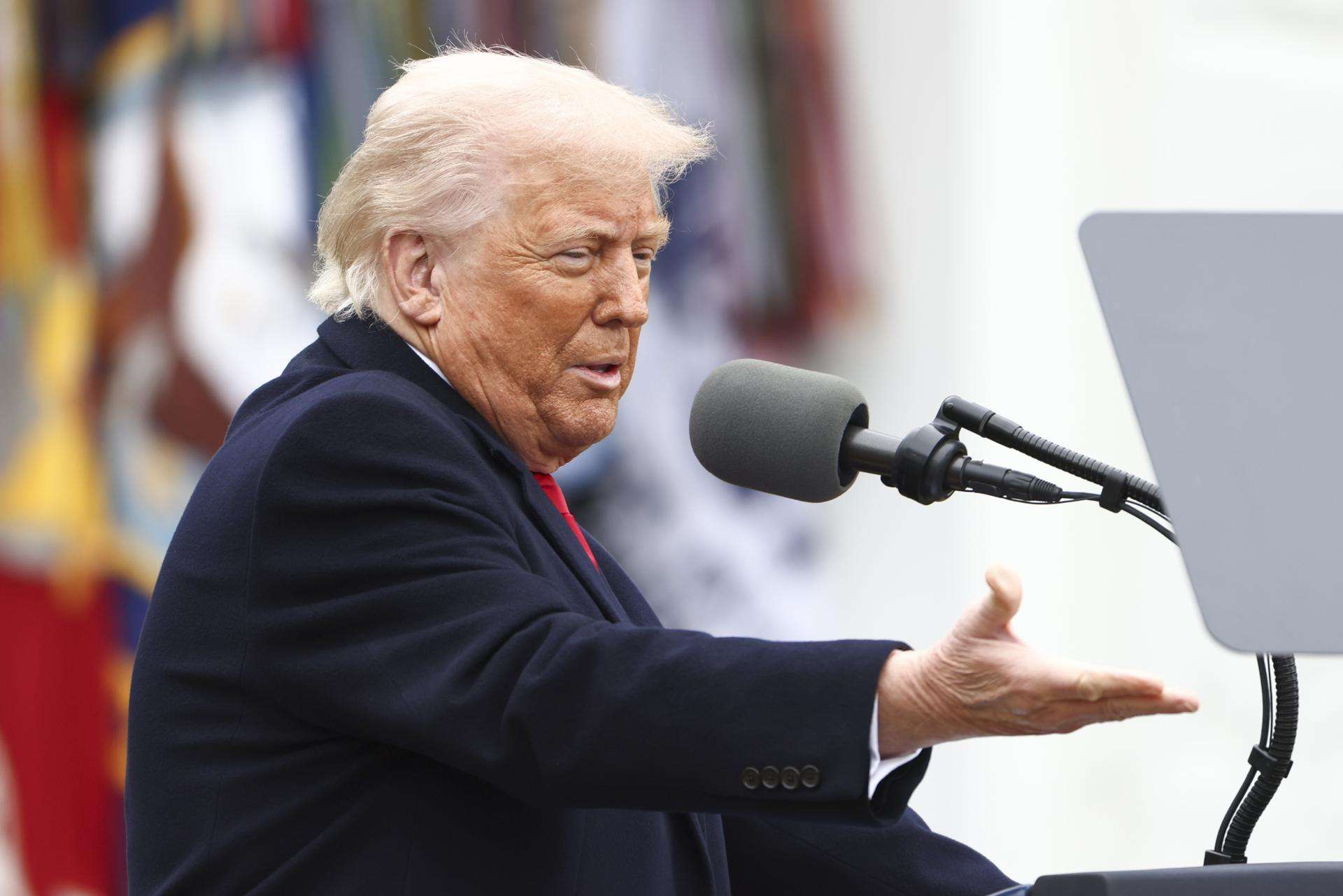 Un grupo de senadores republicanos apoya limitar el poder de Trump de imponer aranceles