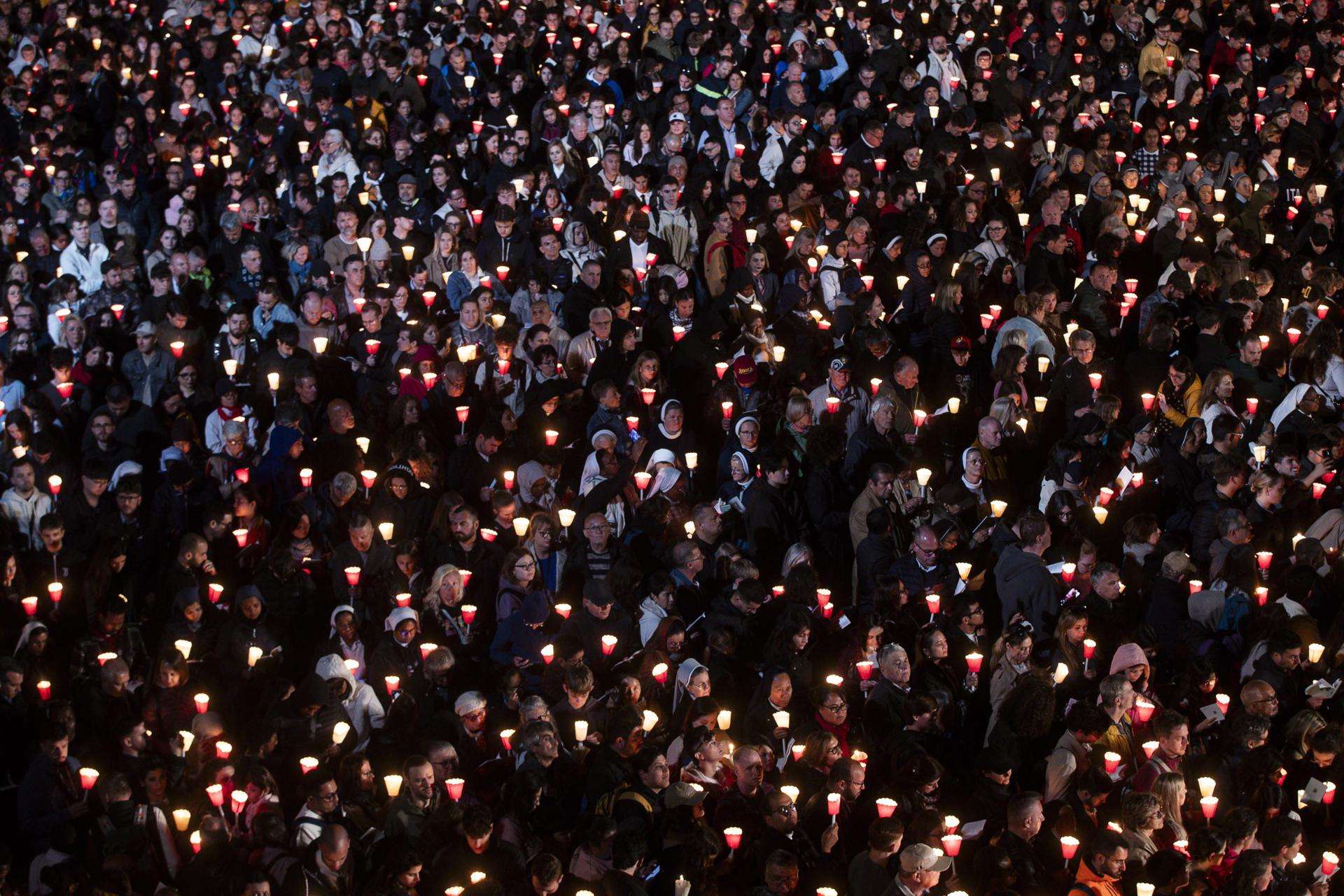 Las meditaciones del papa guían el vía crucis en el Coliseo sin su presencia