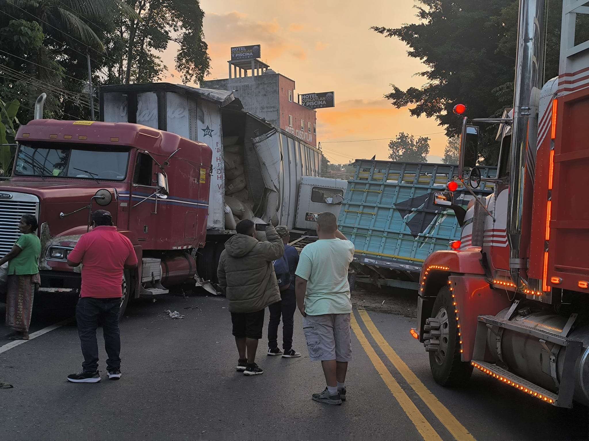 ¡Tránsito bloqueado! Choque entre tráileres en km 155 Samayac, Suchitepéquez