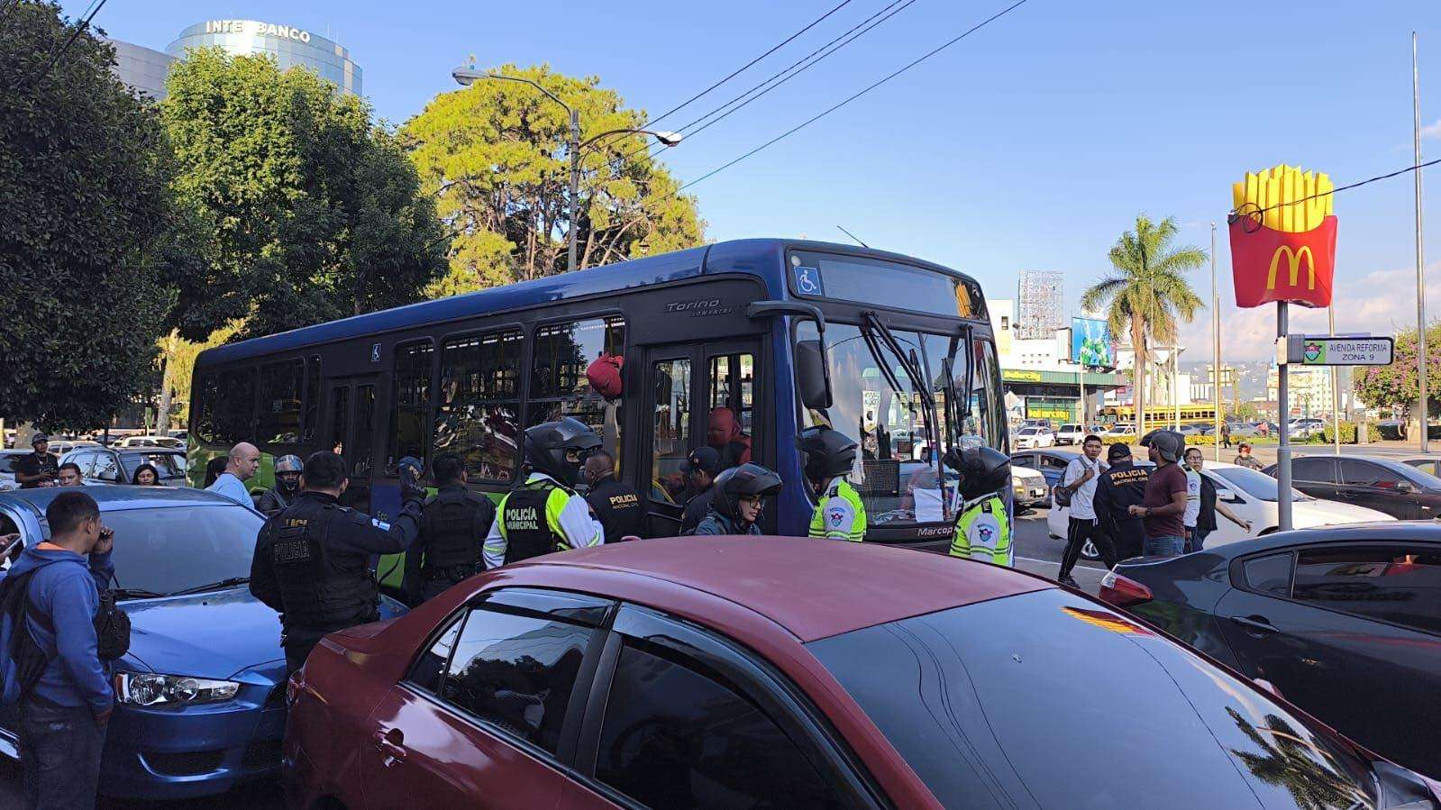 Transmetro y Tu Bus rehabilitan servicio tras desfile bufo