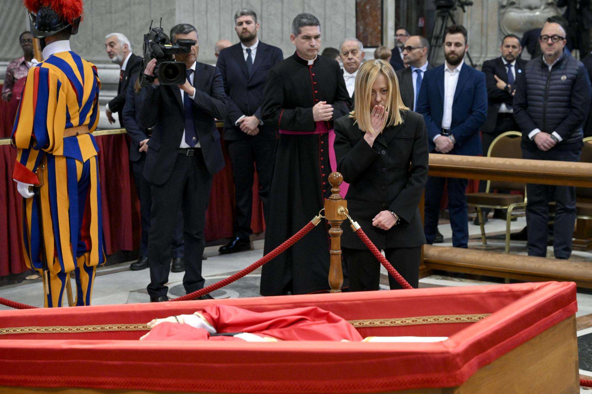 Ministra italiana se despide del papa Francisco en la basílica de San Pedro