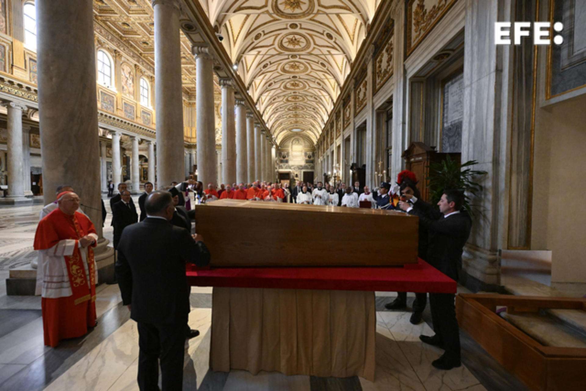 EN VIDEO | El entierro del papa Francisco se produjo ante el camarlengo y sus familiares