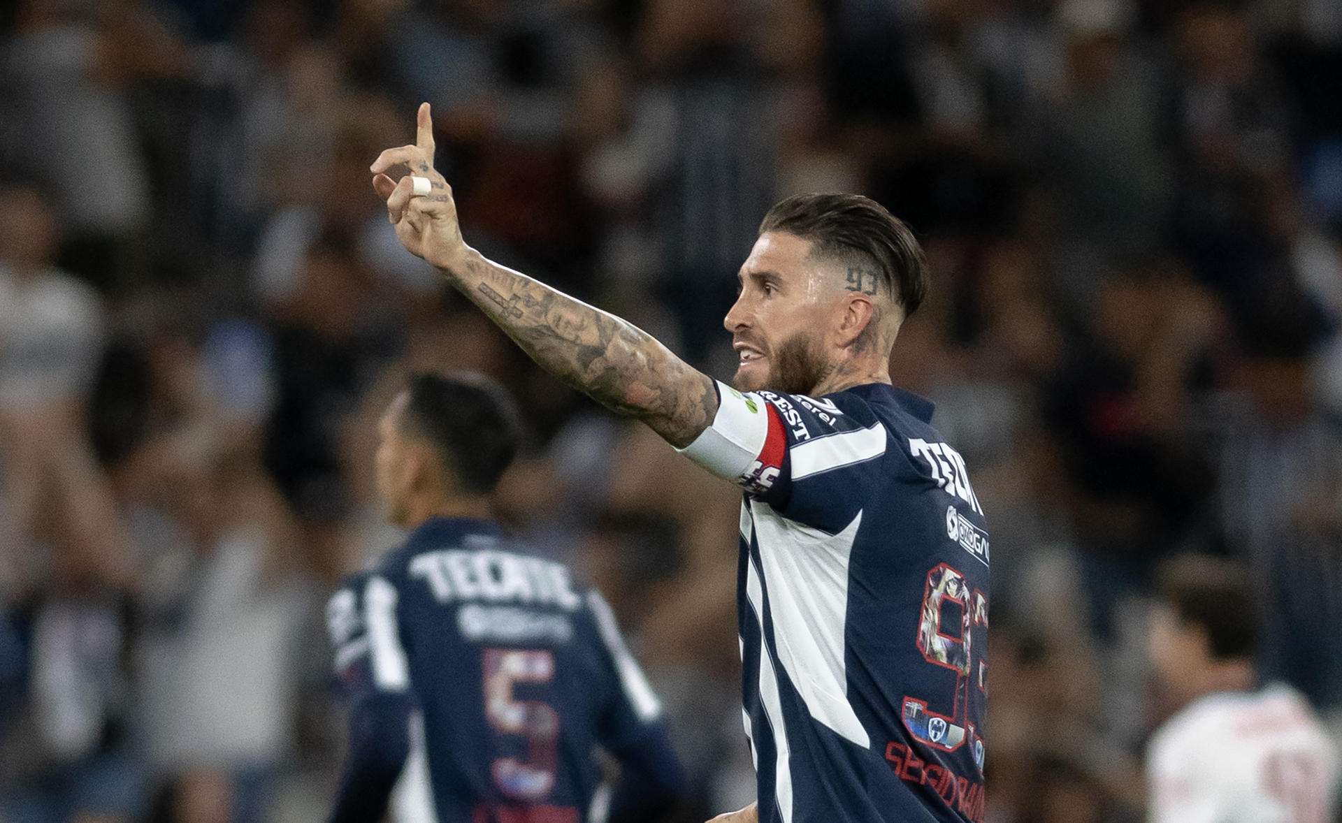 El Monterrey de Sergio Ramos vence a las Chivas y toma oxígeno en la Liga MX