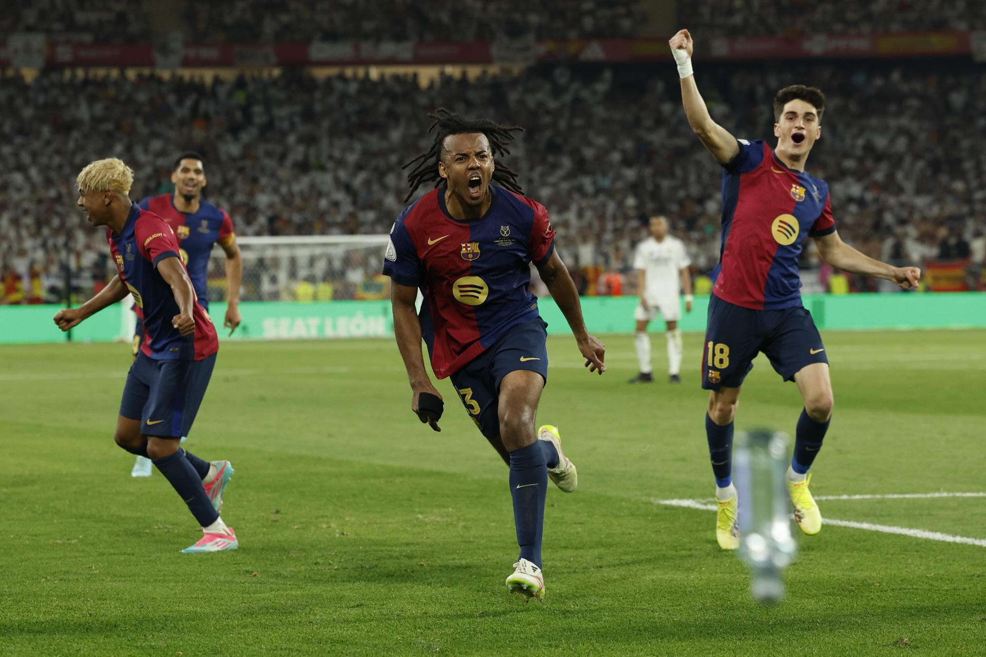 Kounde ejerce de héroe; Ferran, de salvador y Lamine regala dos asistencias