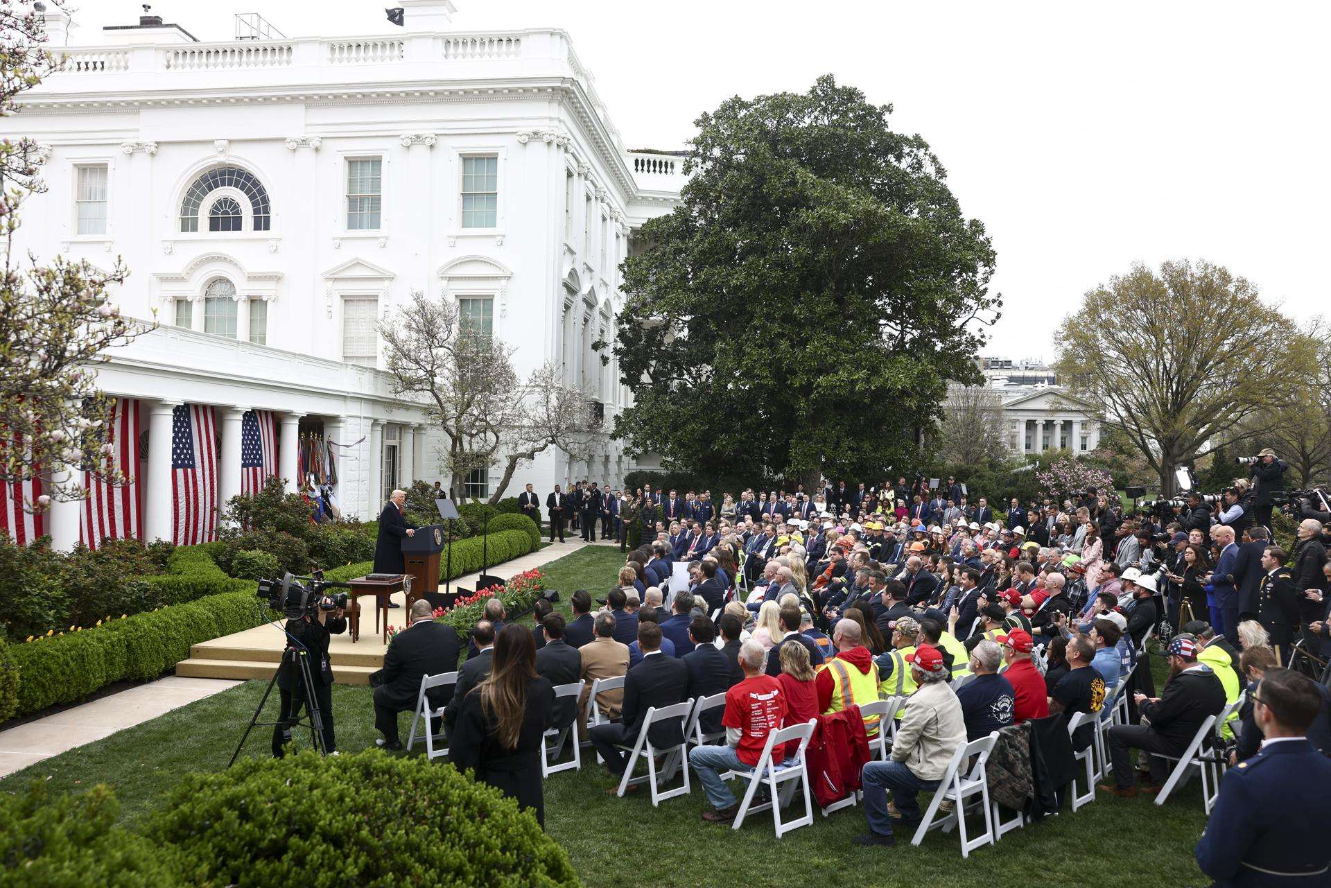«Nos va a dar un crecimiento nunca visto», afirma Trump tras anuncio de arancel global